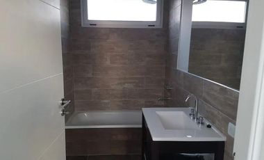 Casa en venta - 3 dormitorios 3 baños - cocheras - 200 mts2 - Guillermo E. Hudson