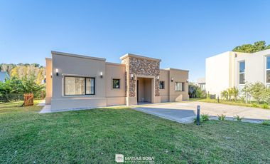 Venta - Casa 4 ambientes con pileta y parrilla - Rúmenco 