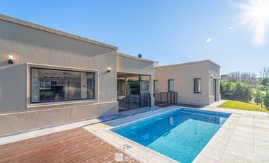 Venta - Casa 4 ambientes con pileta y parrilla - Rúmenco 