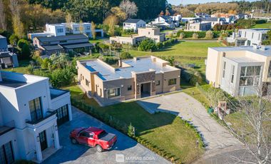 Venta - Casa 4 ambientes con pileta y parrilla - Rúmenco 