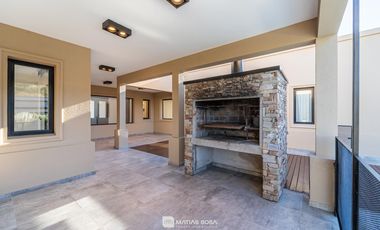 Venta - Casa 4 ambientes con pileta y parrilla - Rúmenco 