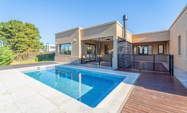 Venta - Casa 4 ambientes con pileta y parrilla - Rúmenco 