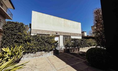 Departamento en venta - 2 dormitorios, 1 baño, cochera - 105mts2 - City Bell