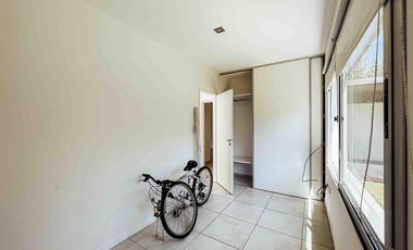 Departamento en venta - 2 dormitorios, 1 baño, cochera - 105mts2 - City Bell