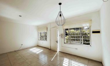 Departamento en venta - 2 dormitorios, 1 baño, cochera - 105mts2 - City Bell