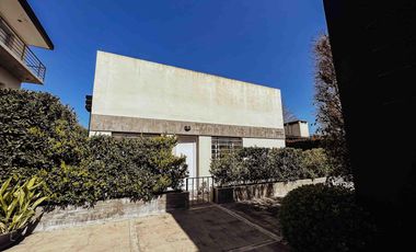 Departamento en venta - 2 dormitorios, 1 baño, cochera - 105mts2 - City Bell