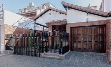 Casa 4 Amb con parque, quincho y piscina en la mejor zona de ramos mejia. Lote de 8,66x40