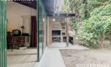 Casa 4 Amb con parque, quincho y piscina en la mejor zona de ramos mejia. Lote de 8,66x40