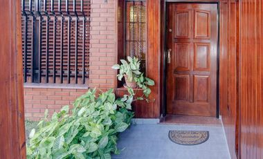 Casa 4 Amb con parque, quincho y piscina en la mejor zona de ramos mejia. Lote de 8,66x40