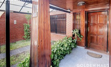 Casa 4 Amb con parque, quincho y piscina en la mejor zona de ramos mejia. Lote de 8,66x40