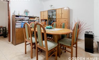 Casa 4 Amb con parque, quincho y piscina en la mejor zona de ramos mejia. Lote de 8,66x40