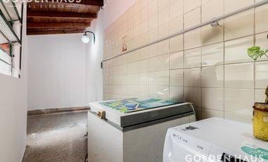 Casa 4 Amb con parque, quincho y piscina en la mejor zona de ramos mejia. Lote de 8,66x40