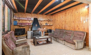 Casa 4 Amb con parque, quincho y piscina en la mejor zona de ramos mejia. Lote de 8,66x40