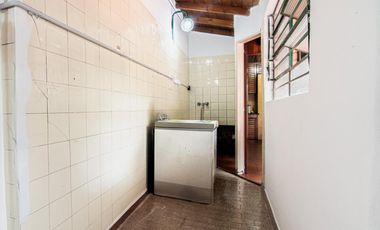 Casa 4 Amb con parque, quincho y piscina en la mejor zona de ramos mejia. Lote de 8,66x40