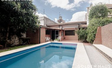 Casa 4 Amb con parque, quincho y piscina en la mejor zona de ramos mejia. Lote de 8,66x40