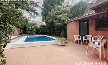 Casa 4 Amb con parque, quincho y piscina en la mejor zona de ramos mejia. Lote de 8,66x40