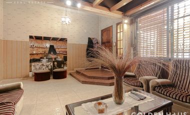 Casa 4 Amb con parque, quincho y piscina en la mejor zona de ramos mejia. Lote de 8,66x40