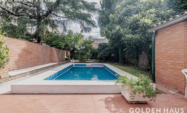 Casa 4 Amb con parque, quincho y piscina en la mejor zona de ramos mejia. Lote de 8,66x40