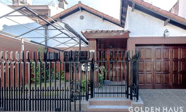 Casa 4 Amb con parque, quincho y piscina en la mejor zona de ramos mejia. Lote de 8,66x40