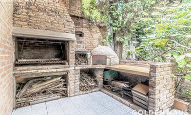 Casa 4 Amb con parque, quincho y piscina en la mejor zona de ramos mejia. Lote de 8,66x40