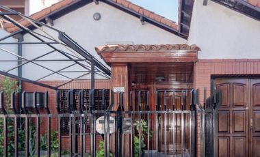 Casa 4 Amb con parque, quincho y piscina en la mejor zona de ramos mejia. Lote de 8,66x40