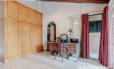 Casa 4 Amb con parque, quincho y piscina en la mejor zona de ramos mejia. Lote de 8,66x40