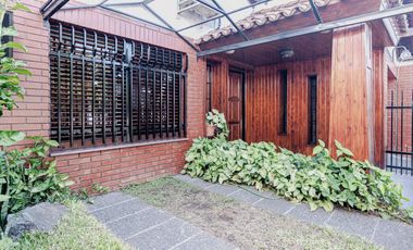 Casa 4 Amb con parque, quincho y piscina en la mejor zona de ramos mejia. Lote de 8,66x40