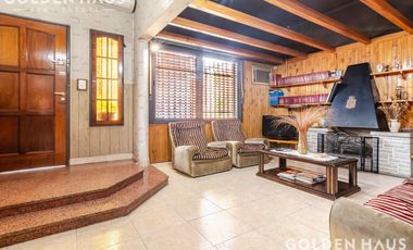 Casa 4 Amb con parque, quincho y piscina en la mejor zona de ramos mejia. Lote de 8,66x40