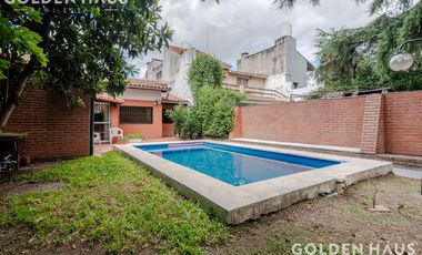 Casa 4 Amb con parque, quincho y piscina en la mejor zona de ramos mejia. Lote de 8,66x40