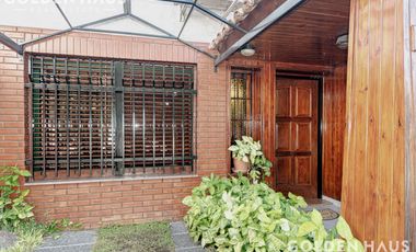 Casa 4 Amb con parque, quincho y piscina en la mejor zona de ramos mejia. Lote de 8,66x40