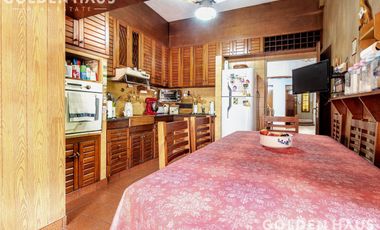 Casa 4 Amb con parque, quincho y piscina en la mejor zona de ramos mejia. Lote de 8,66x40