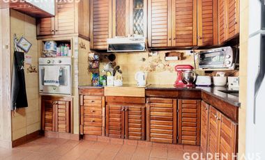 Casa 4 Amb con parque, quincho y piscina en la mejor zona de ramos mejia. Lote de 8,66x40