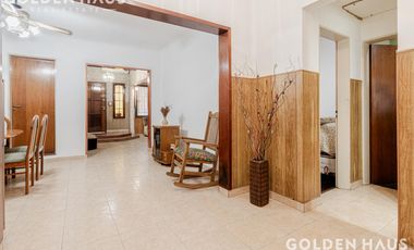 Casa 4 Amb con parque, quincho y piscina en la mejor zona de ramos mejia. Lote de 8,66x40