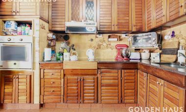 Casa 4 Amb con parque, quincho y piscina en la mejor zona de ramos mejia. Lote de 8,66x40