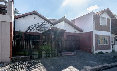 Casa 4 Amb con parque, quincho y piscina en la mejor zona de ramos mejia. Lote de 8,66x40