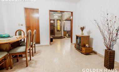 Casa 4 Amb con parque, quincho y piscina en la mejor zona de ramos mejia. Lote de 8,66x40