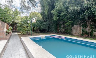 Casa 4 Amb con parque, quincho y piscina en la mejor zona de ramos mejia. Lote de 8,66x40