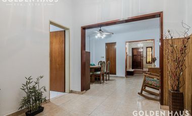 Casa 4 Amb con parque, quincho y piscina en la mejor zona de ramos mejia. Lote de 8,66x40