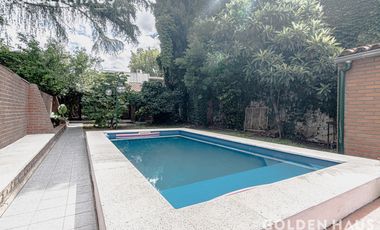Casa 4 Amb con parque, quincho y piscina en la mejor zona de ramos mejia. Lote de 8,66x40