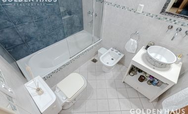 Casa 4 Amb con parque, quincho y piscina en la mejor zona de ramos mejia. Lote de 8,66x40