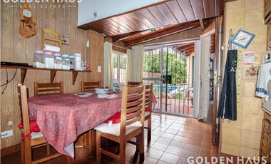 Casa 4 Amb con parque, quincho y piscina en la mejor zona de ramos mejia. Lote de 8,66x40