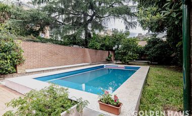 Casa 4 Amb con parque, quincho y piscina en la mejor zona de ramos mejia. Lote de 8,66x40