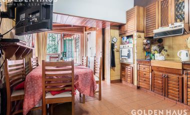 Casa 4 Amb con parque, quincho y piscina en la mejor zona de ramos mejia. Lote de 8,66x40