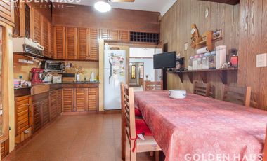 Casa 4 Amb con parque, quincho y piscina en la mejor zona de ramos mejia. Lote de 8,66x40