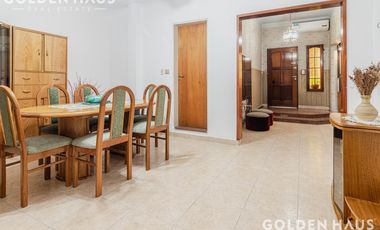 Casa 4 Amb con parque, quincho y piscina en la mejor zona de ramos mejia. Lote de 8,66x40