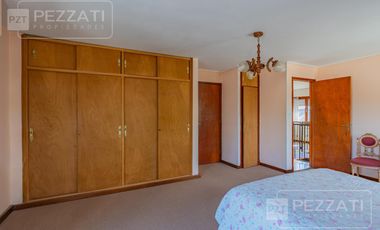 Casa en  venta . En dos plantas. Garage doble. Jardin. Zona Los Pinares