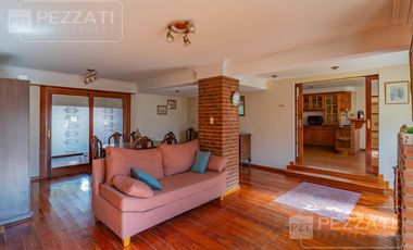 Casa en  venta . En dos plantas. Garage doble. Jardin. Zona Los Pinares