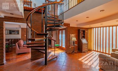 Casa en  venta . En dos plantas. Garage doble. Jardin. Zona Los Pinares