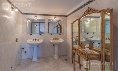 Casa en  venta . En dos plantas. Garage doble. Jardin. Zona Los Pinares