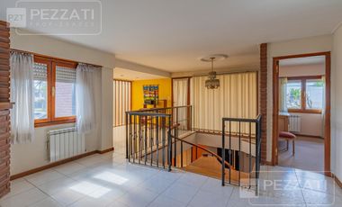 Casa en  venta . En dos plantas. Garage doble. Jardin. Zona Los Pinares